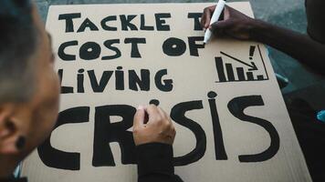 activistas preparando protesta pancartas en contra financiero crisis y global inflación foto