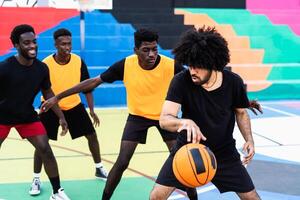 joven amigos jugando baloncesto al aire libre - urbano deporte estilo de vida concepto foto