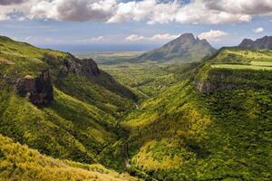 montaña paisaje de el garganta en el isla de mauricio, verde montañas de el selva de Mauricio foto