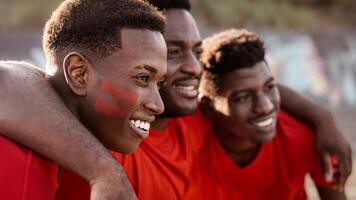 africano fútbol americano aficionados teniendo divertido secundario su favorito equipo - deporte entretenimiento concepto foto