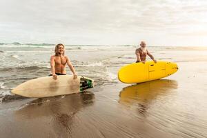 contento amigos con diferente años surf juntos - deportivo personas teniendo divertido durante vacaciones navegar día - extremo deporte estilo de vida concepto foto