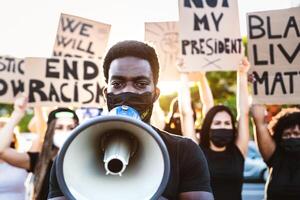 negro vive importar activista movimiento protestando en contra racismo y luchando para igualdad - manifestantes desde diferente culturas y carrera protesta en calle para justicia y igual derechos foto