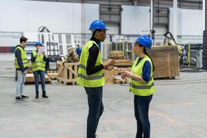 equipo de multirracial ingenieros trabajando en robótico fábrica - tecnología industria concepto foto