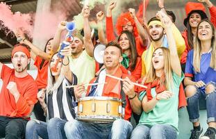 fútbol americano seguidor aficionados acecho internacional fútbol partido - joven grupo de emocionado amigos teniendo divertido exultante a mundo juego a estadio - juventud, deporte y celebracion Puntuación concepto foto