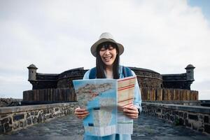 viaje asiático niña mirando mapa durante ciudad excursión - aventuras y viaje personas concepto foto