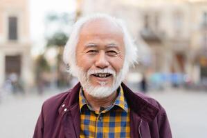 retrato de contento asiático mayor hombre sonriente en frente de cámara foto