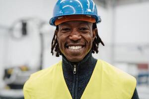 contento africano ingeniero hombre trabajando dentro automatización fábrica - industrial concepto foto