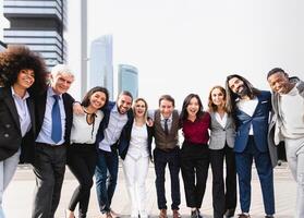 equipo de multirracial negocio personas con diferente siglos y etnias en pie en el ciudad centrar durante reunión trabajo foto