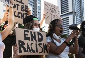 activista movimiento protestando en contra racismo y luchando para igualdad - manifestantes desde diferente años y carrera manifestando para igual derechos - negro vive importar calle ciudad protestas concepto foto