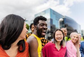 joven multirracial amigos teniendo divertido juntos colgando fuera en el ciudad - amistad y diversidad concepto foto