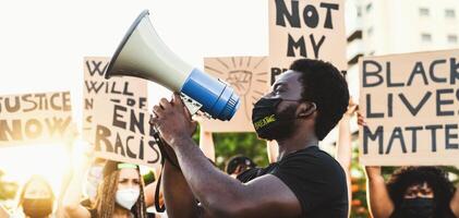 activista movimiento protestando en contra racismo y luchando para igualdad - manifestantes desde diferente culturas y carrera protesta en calle para igual derechos - negro vive importar protestas ciudad concepto foto