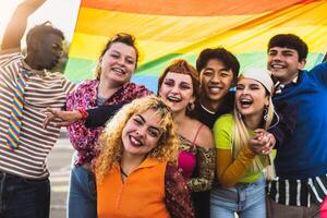 contento diverso joven amigos celebrando gay orgullo festival - lgbtq comunidad concepto foto