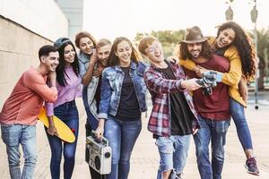 contento joven amigos rodaje vídeo con cardán móvil teléfono inteligente al aire libre - milenario de moda personas teniendo divertido con nuevo tecnología social medios de comunicación aplicaciones - juventud Generacion personas estilo de vida concepto foto