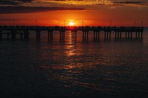 puesta de sol en el muelle en palanga, báltico mar foto