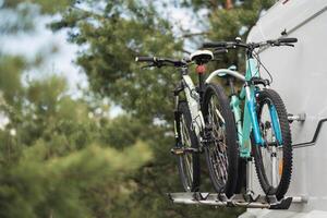 bicicletas son montado en el casa rodante. el concepto de viaje foto