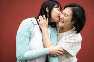 contento asiático madre y hija teniendo oferta momento juntos - padres amor concepto foto