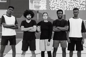 grupo de multirracial personas teniendo divertido jugando baloncesto al aire libre - urbano deporte estilo de vida concepto - negro y blanco edición foto