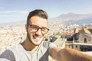 Moda chico tomando selfie mientras de viaje en Nápoles, Italia foto
