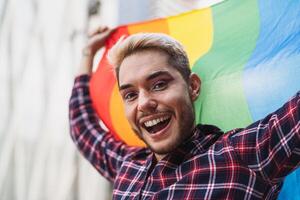 contento gay hombre celebrando el orgullo festival con el lgbtq arco iris bandera foto