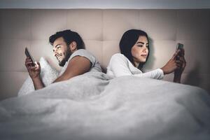 joven Pareja acostado en cama utilizando móvil teléfono mientras postergación cada otro - hombre y mujer fanático a teléfono inteligente social redes tecnología - juventud milenario y personas relación concepto foto