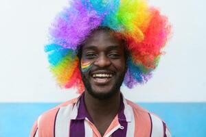 contento africano hombre teniendo divertido durante gay orgullo festival día foto