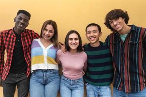 contento multirracial grupo de adolescentes teniendo divertido fuera de colegio - joven personas estilo de vida concepto foto