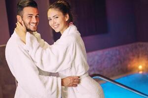 contento Pareja teniendo divertido en piscina lujo spa recurso hotel - romántico joven personas haciendo relajante bienestar tratamiento juntos - amor relación y salud estilo de vida concepto foto