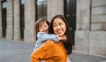 contento Sureste asiático madre con su hija teniendo divertido en el ciudad centrar - encantador familia al aire libre foto