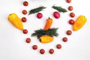 el cara de un hombre hecho de rebanado vegetales en un blanco antecedentes foto