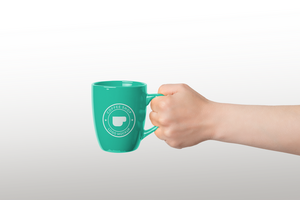 mano sostiene un personalizable taza, presentando cambiable colores y logo Bosquejo psd