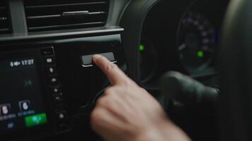 Nahansicht von ein unkenntlich Mann drücken das Notfall Licht Taste auf das Instrumententafel zu Anruf zum Straßenrand Hilfe. ein unkenntlich Frau Finger drückt ein Alarm Taste. video