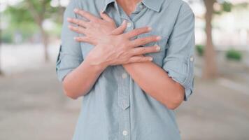 vicino su di un' malato uomo d'affari con brividi tutti al di sopra di e un' freddo al di fuori il suo casa. donna con allergie si sente piace lei ha il influenza video