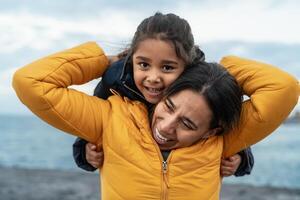 contento latín madre disfrutando hora con su niño durante invierno Días festivos - familia y amor concepto foto