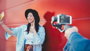 un mujer tomando un selfie con un cámara foto