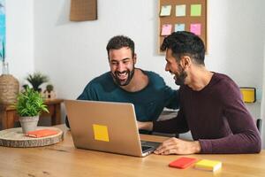 gay hombres Pareja utilizando ordenador portátil en vivo habitación a hogar - homosexual amor y género igualdad en relación concepto foto