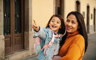 contento filipina madre trayendo su hija a colegio - birracial familia concepto foto