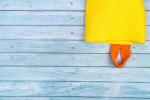 un vacío bolso con un encargarse de acostado en un azul de madera antecedentes foto