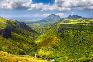 montaña paisaje de el garganta en el isla de mauricio, verde montañas de el selva de Mauricio foto