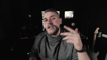 uomo nel musica studio, giovane uomo coinvolgente con musica attrezzatura nel un' professionale studio ambientazione. video