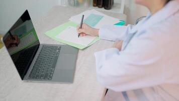 avvicinamento di femmina medico mano Tenere un' a sfera penna studia il del paziente trattamento Piano. femmina medico fare lavoro d'ufficio nel ufficio nel ospedale video