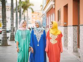 contento musulmán mujer caminando en el ciudad centrar - árabe adolescente muchachas teniendo divertido gasto hora juntos al aire libre - concepto de gente, cultura y religión foto