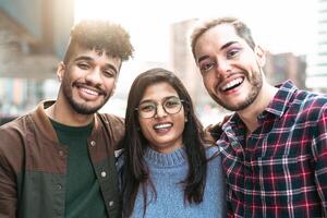 retrato de joven amigos con diverso carrera y cultura - amistad y diversidad concepto foto