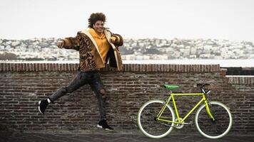 contento africano hombre teniendo divertido con bicicleta en el ciudad - juventud milenario Generacion estilo de vida concepto foto