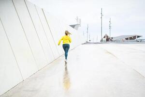 africano mayor mujer corriendo en el ciudad - mayor deportivo personas estilo de vida concepto foto