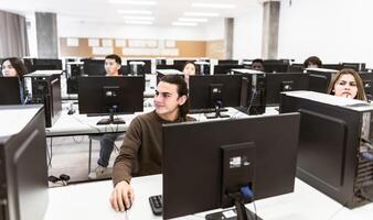 joven estudiantes escuchando un lección en alto colegio - educación concepto foto