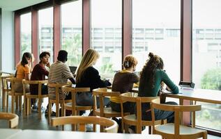 joven multirracial personas estudiando en biblioteca - colegio educación concepto foto