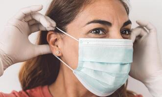 maduro mujer retrato vistiendo quirúrgico cara máscara y guantes - personas yo cuarentena para prevenir y detener corona virus extensión - cuidado de la salud y coronavirus confinamiento concepto foto