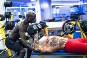 mayor ajuste hombre peso levantamiento con personal entrenador en gimnasio deporte club - maduro carrocero haciendo rutina de ejercicio sesión - culturismo y aptitud concepto foto