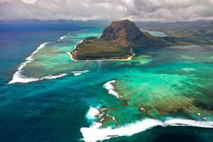 ver desde el altura de el isla de Mauricio en el indio Oceano y el playa de le morne-brabante foto