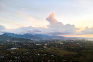 parte superior ver de el puesta de sol ciudad y montañas en el isla de mauricio, Mauricio isla foto